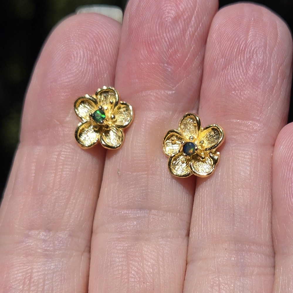 HOST PICK! 🎉🎊 Black Opal Natural Gemstone Sterling & Gold Flower Stud Earrings - Picture 4 of 9